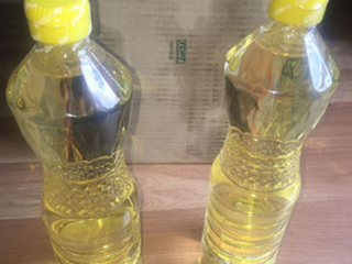 El aceite de soja se elabora extrayendo aceite de