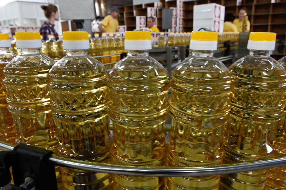 El aceite de canola es un aceite vegetal derivado de una variedad de colza que es bajo en ácido erúcico, a diferencia del aceite de colza