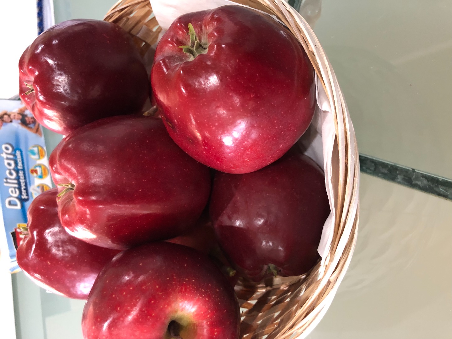 Vendemos variedad Gala, calibre 70+, envasada en cajas de 14 kg o cajas de 350 kg