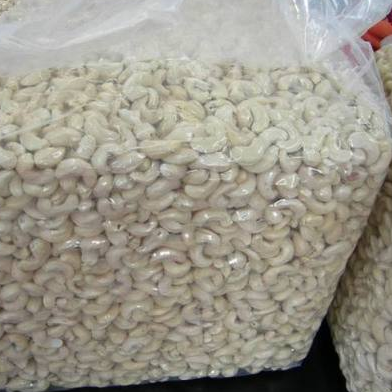 Los anacardos naturales crudos son ricos en proteínas y bajos en carbohidratos