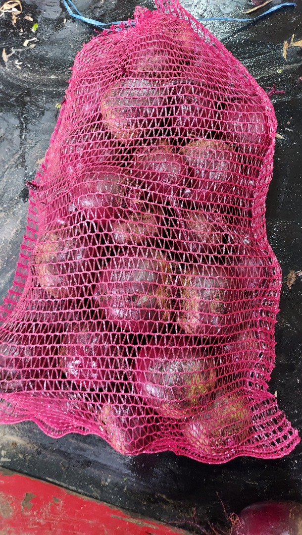 Vendo zanahorias, cebollas, remolacha, perejil y una cantidad mínima