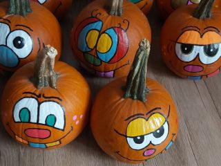 Calabazas pintadas a la venta. Tamaño de 1,5 a
