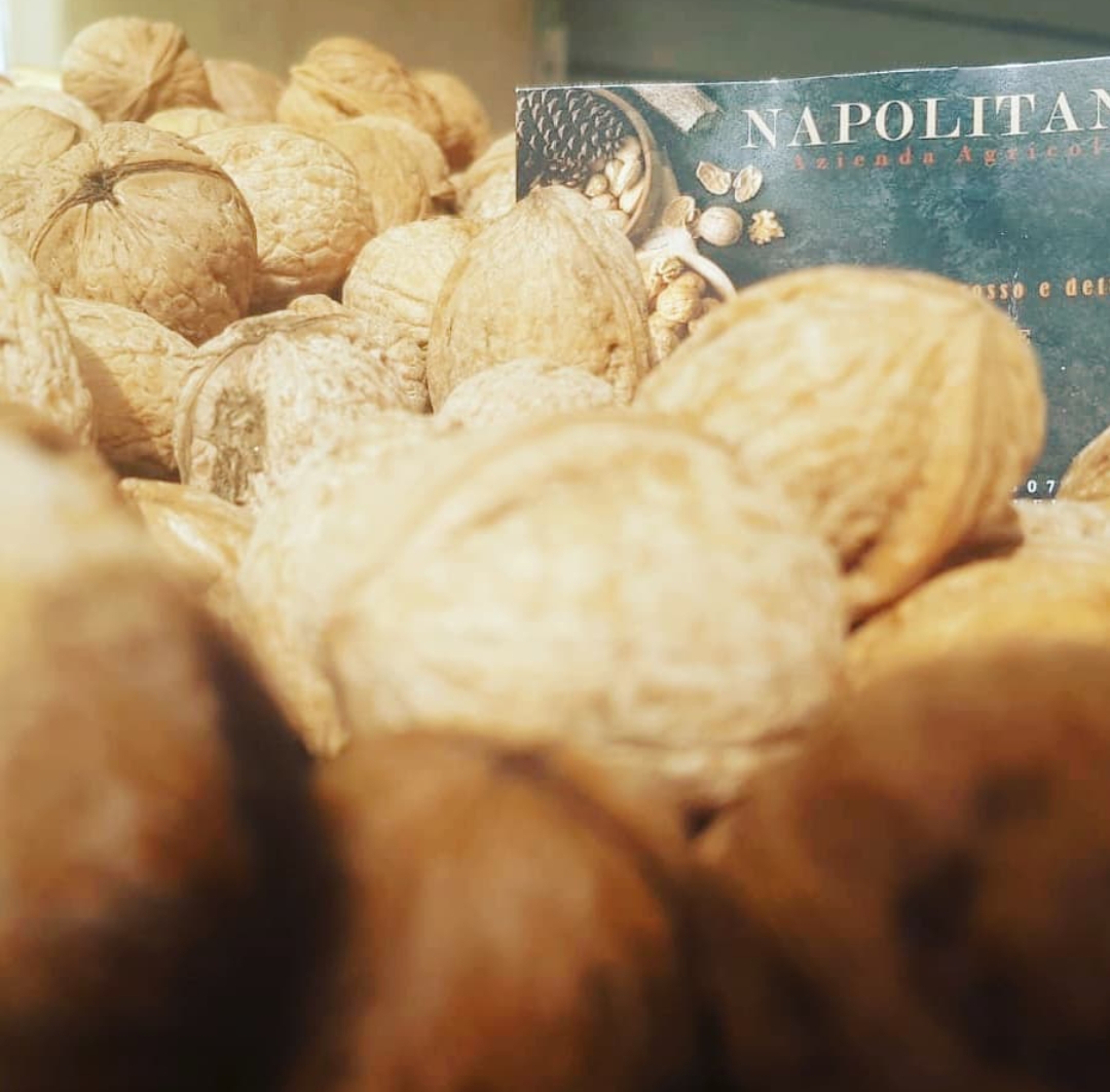 Empresa Napolitano, venta al por mayor y al detal de productos Irpini: - Frutos secos - Avellanas - Vino y aceite Para información contactar