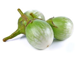 Las berenjenas tailandesas son pequeñas orbes verdes, del tamaño