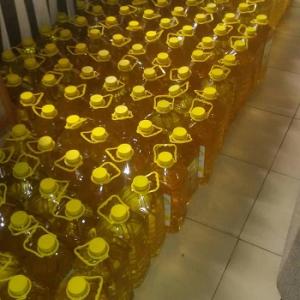 El aceite de soja es un aceite vegetal extraído de las semillas de la soja (Glycine max)