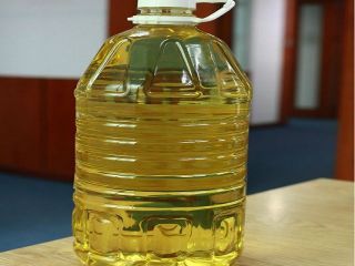 El aceite de almendra de palma se obtiene de