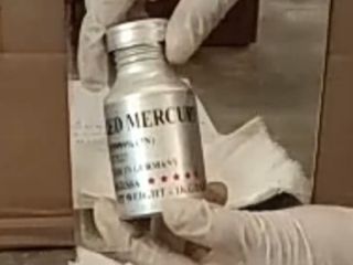 El mercurio líquido rojo es un material semilíquido que