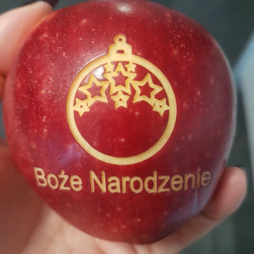 Venderé manzanas ocasionales grabadas con láser con motivos navideños