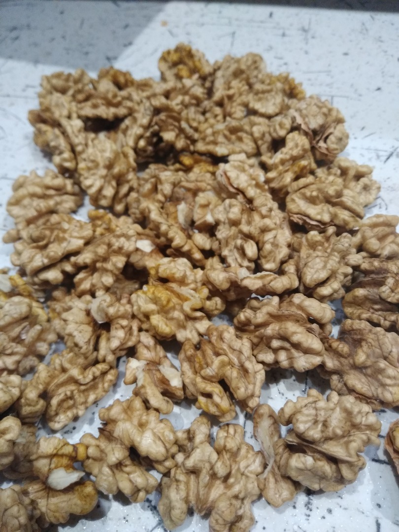 Venderé nueces partidas de este año, muy ricas, con una cantidad mayor, recomiendo negociar el precio