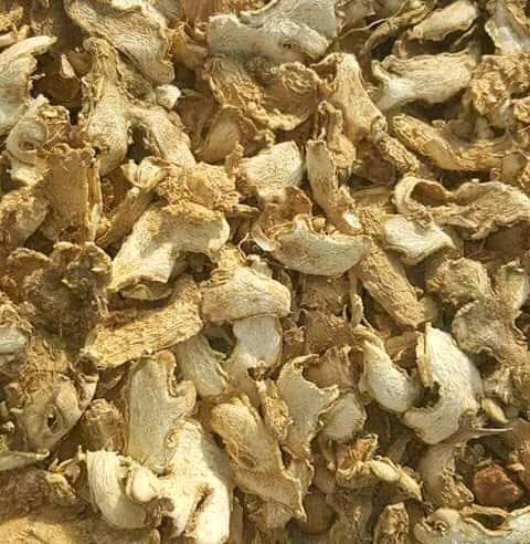 En HYJ commodity LTD, suministramos jengibre partido seco y limpio de calidad a compradores de todo el mundo a un precio muy atractivo