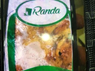 Berenjenas al horno al fuego y envases congelados de