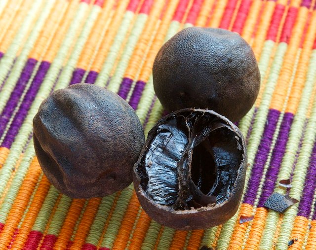 Entrega al mayorista: Limón negro entero y molido Se utiliza para aumentar la inmunidad, se puede consumir como té, como alimento y especia