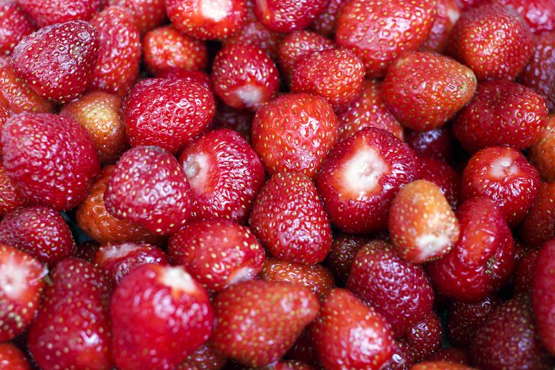 Buscamos comprar fresas frescas sin tallo al por mayor, en grandes cantidades (camiones completos) y otras frutas
