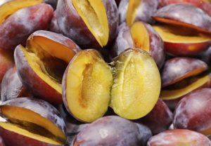 Buscamos asociarnos con compradores de fruta fresca y directamente con productores que vendan ciruelas y ofrezcan servicio de deshuesado (cortarlas por la