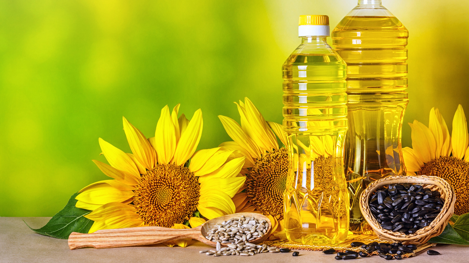 Ofrecemos para exportación constante entregas a precios mayoristas de aceite de girasol sin refinar del fabricante utilizando tecnología de prensado en frío