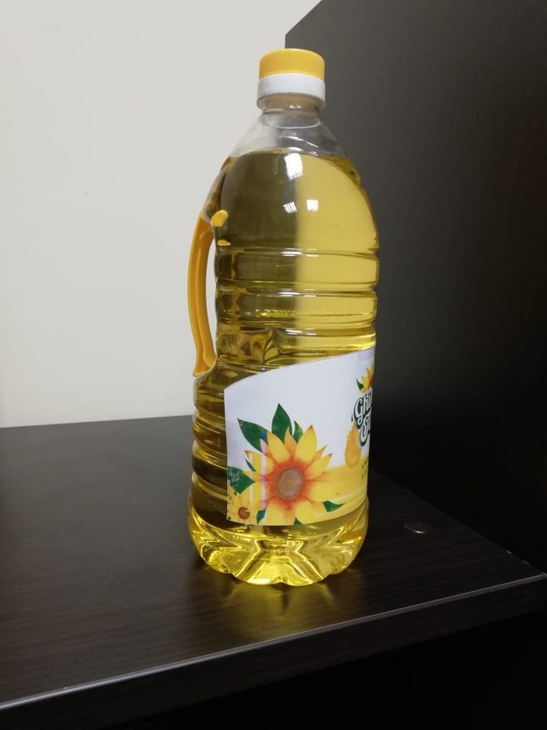 Ofrecemos los siguientes aceites comestibles: - Aceite de Girasol Crudo: $ 1.200 por TM - Aceite de Girasol Refinado: $ 1.500 por TM - Aceite de Maíz Crudo: $