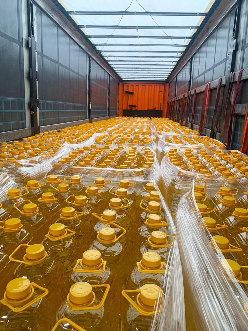Tenemos aceite de girasol en stock listo para suministrar a compradores serios, trabajo con mi socio en Polonia que tiene el stock de aceite de girasol