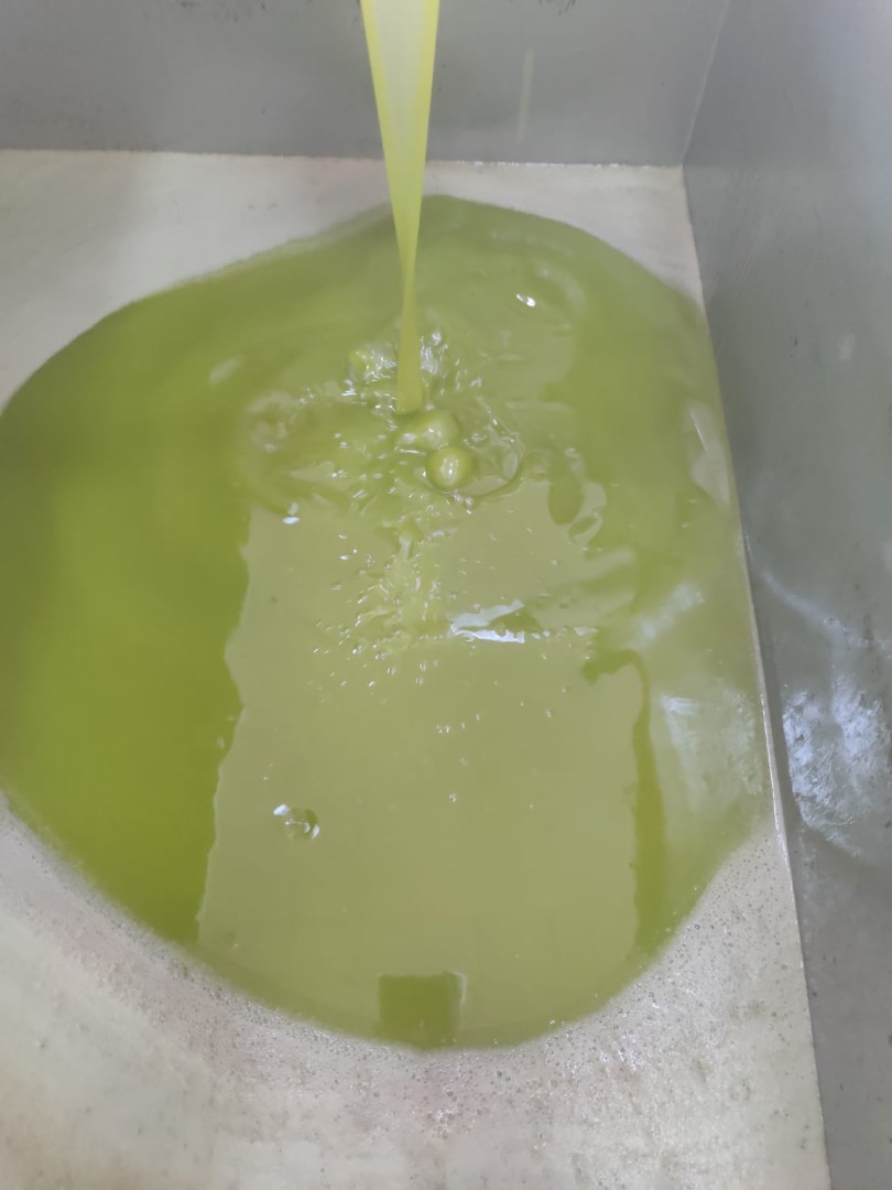 Nuestro aceite de oliva suave y sabroso se puede utilizar con todos los platos; ya sea para aderezo para ensaladas; o para guisos; o encurtir en este aceite