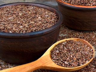 El aceite de semilla de lino marrón con propiedades