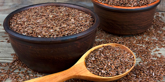 El aceite de semilla de lino marrón con propiedades medicinales es rico en ácidos grasos, omega-3, omega-6 y vitaminas