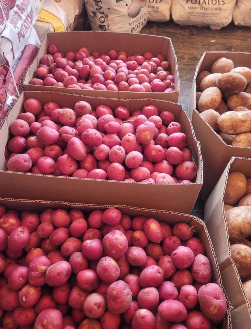 Hola, tenemos papas de calidad y cantidad disponibles para la venta..