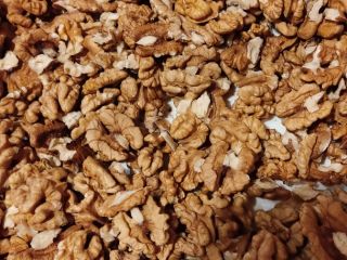 Venderé las nueces sin cáscara de este año. unos