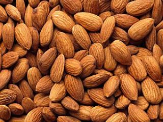 Un productor certificado comercializa su propia producción de almendras