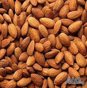 Un productor certificado comercializa su propia producción de almendras ecológicas, cosecha 2022, superior a 1 tonelada