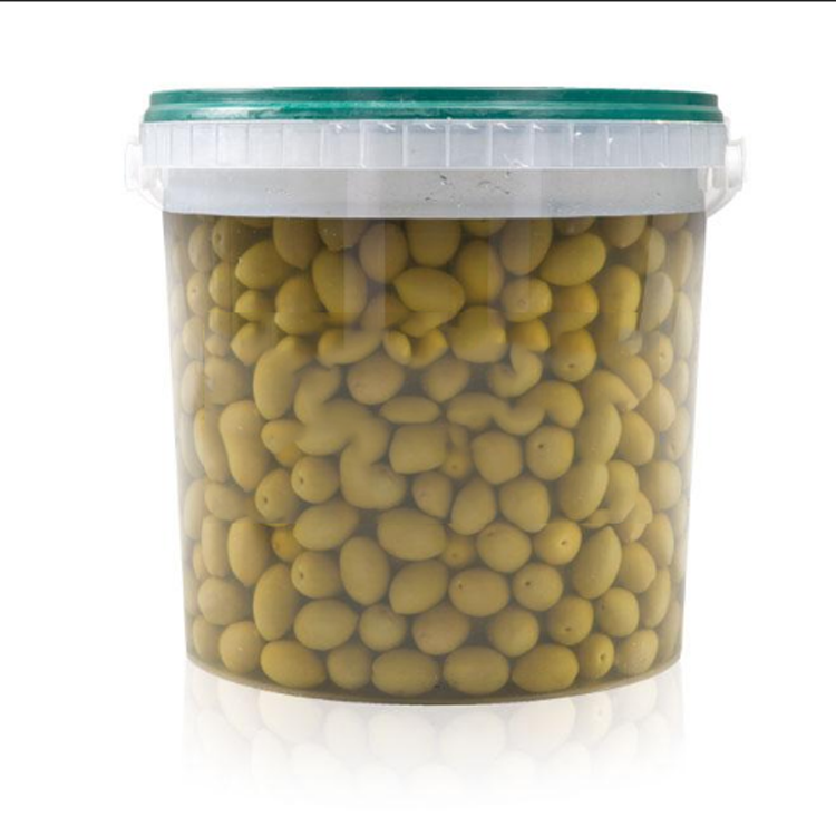 Aceitunas marroquíes Las aceitunas verdes alimonadas, las rojas suculentas y las negras picantes y las aceitunas en rodajas se preparan de diferentes maneras