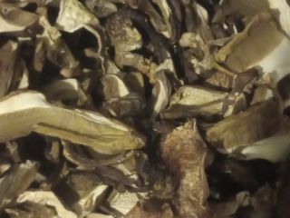 Champiñones secos enteros y en rodajas. Boletes, boletes, cosacos