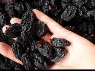 A la venta ciruelas secas con y sin piel