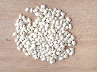 Hola, vendo frijoles blancos en tamaños: 100-120/100g, 70-80/100g. Cantidades