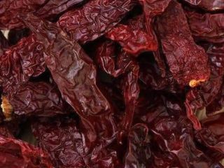 Los pimientos son vainas pequeñas y delgadas, con un
