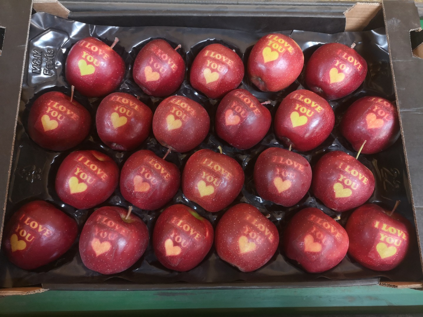 Venderé de la cámara frigorífica KA+Smart Fresh, manzanas con inscripciones TE AMO, variedades jonaprince rojo y rubinstar, calibre 70-75 mm y 95+ mm