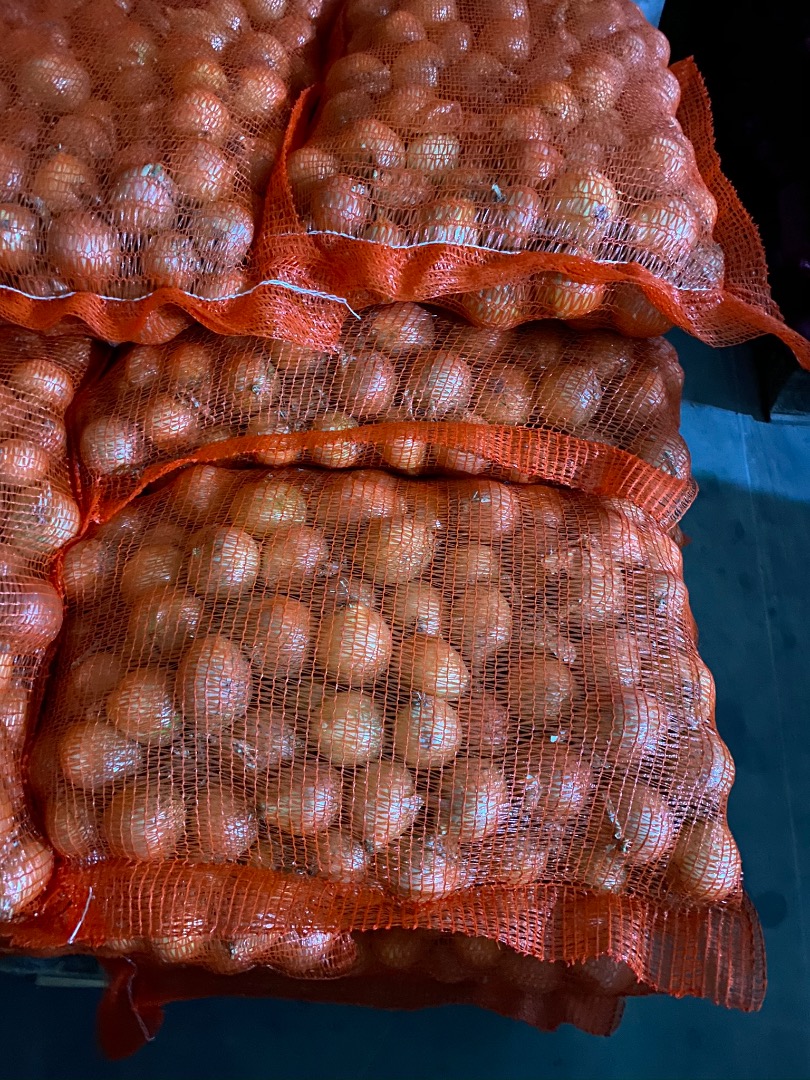 Una pila de cebollas calibre 40+ para el propósito de la bolsa