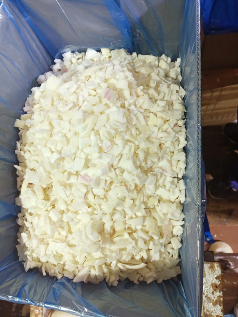 Ofrecemos cebolla congelada Embalaje: 10 kg por caja Para obtener más información, comuníquese conmigo Departamento de ventas Sra