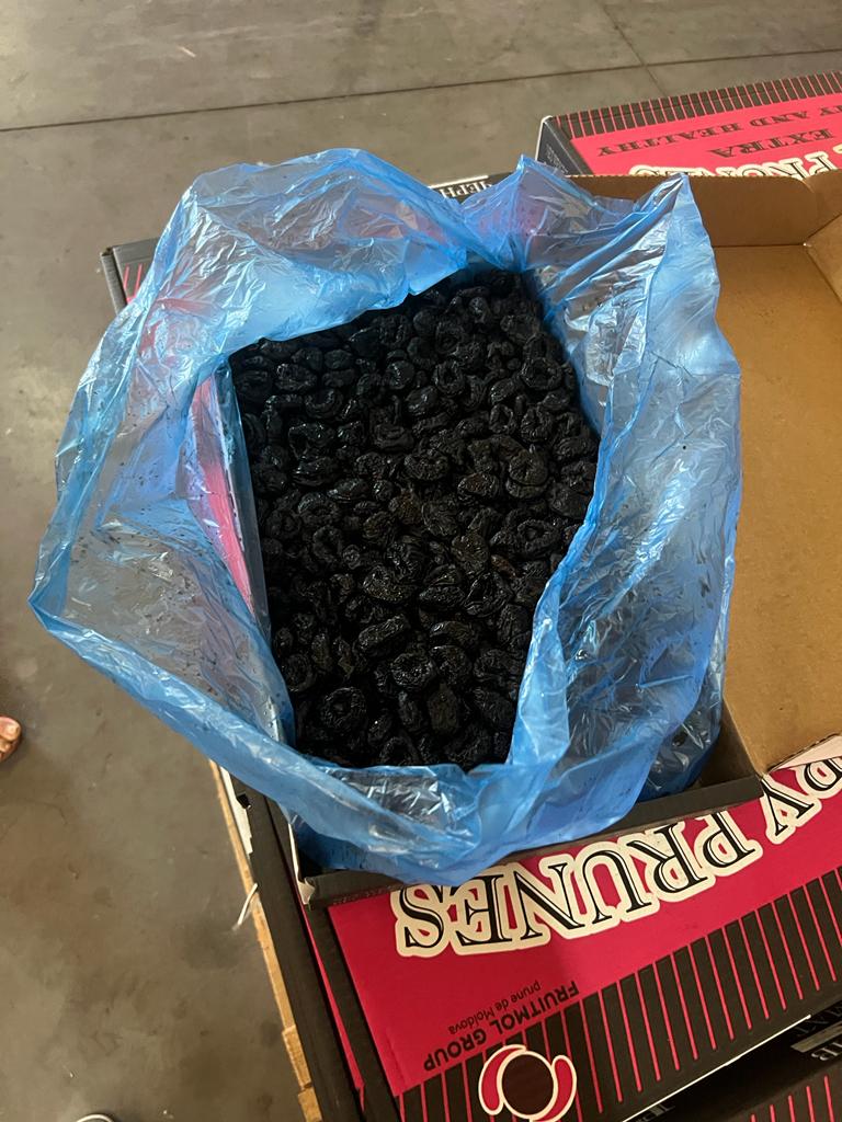 Tenemos algunas ofertas: 1) ciruelas secas (sin pepitas) humedad (32%-34%), cajas de cartón de 10 o 5 kg cada una, con film alimentario en el interior, precio
