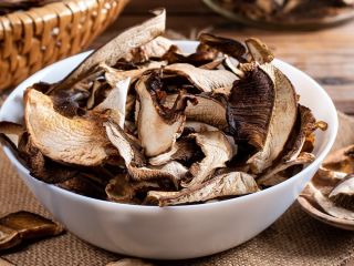 Venderé champiñones secos - boletes cosechados en otoño de