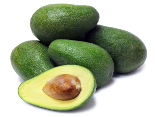 La fruta del aguacate tiene una pulpa verdosa o