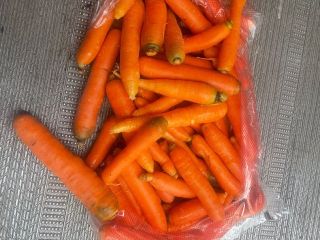Hola vendo zanahorias tiernas en bolsas de plastico para