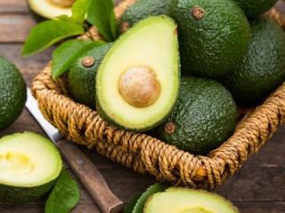 Nuestros aguacates son famosos por su pulpa suave y