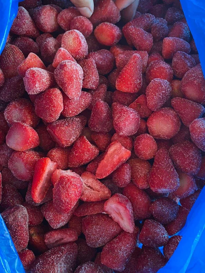 Fresas congeladas CLASE EXTRA o Aspecto brillante típico de la variedad o Sin tierra o Sin defectos o con defectos muy leves ENVASADO Y ENVASADO o Envase: