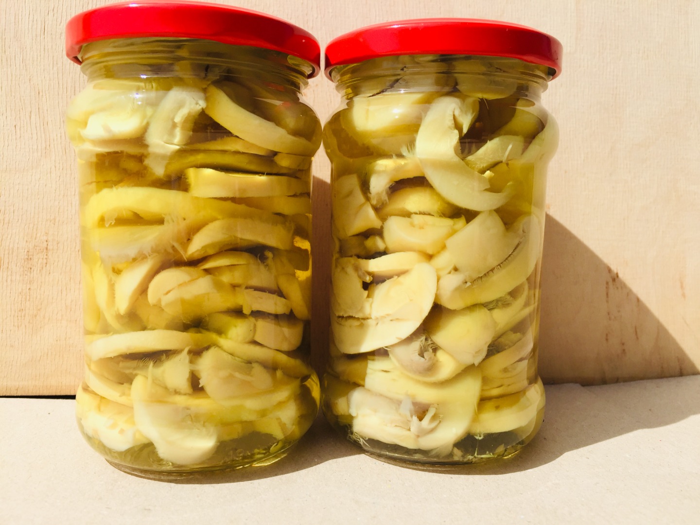Ofrecemos a la venta champiñones laminados y enteros en adobo natural