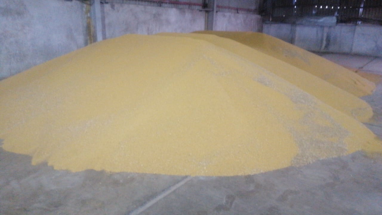 El productor agrícola vende mostaza blanca envasada en Big Bags de 1 tonelada