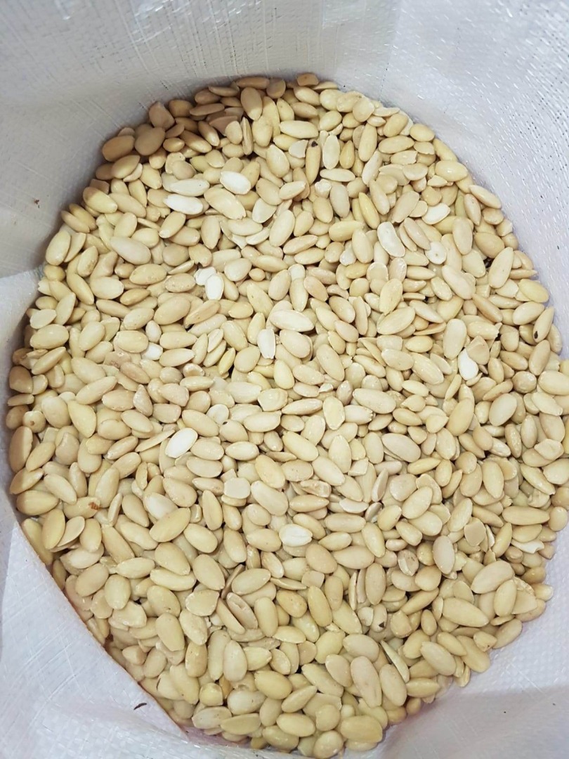 Venderé: anacardos enteros 5 toneladas precio 27 PLN/kg anacardos en mitades 5 toneladas precio 21,95 PLN/kg avellanas sin cáscara 28 PLN/kg almendras de