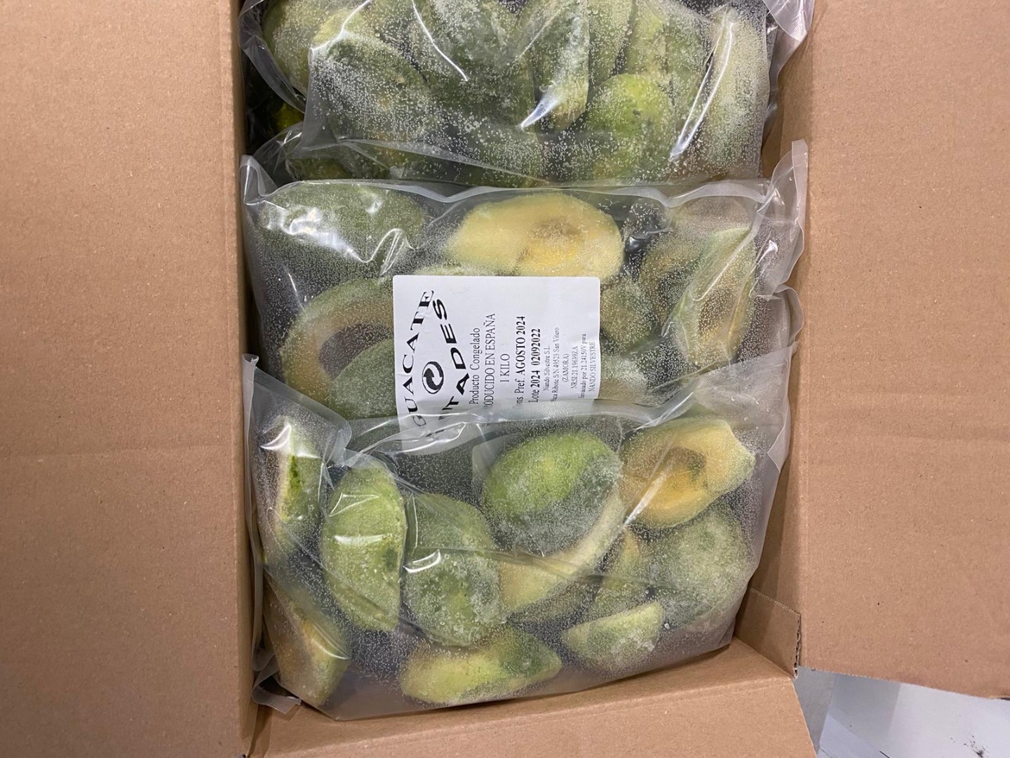 Mitades de aguacate, peladas, sin semillas, congeladas, envasadas en bolsas de 1 kg y cajas de 6 kg