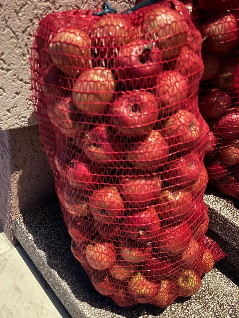 2 toneladas de manzanas Gloster y Starkinson envasadas en sacos de 15 kg cada uno