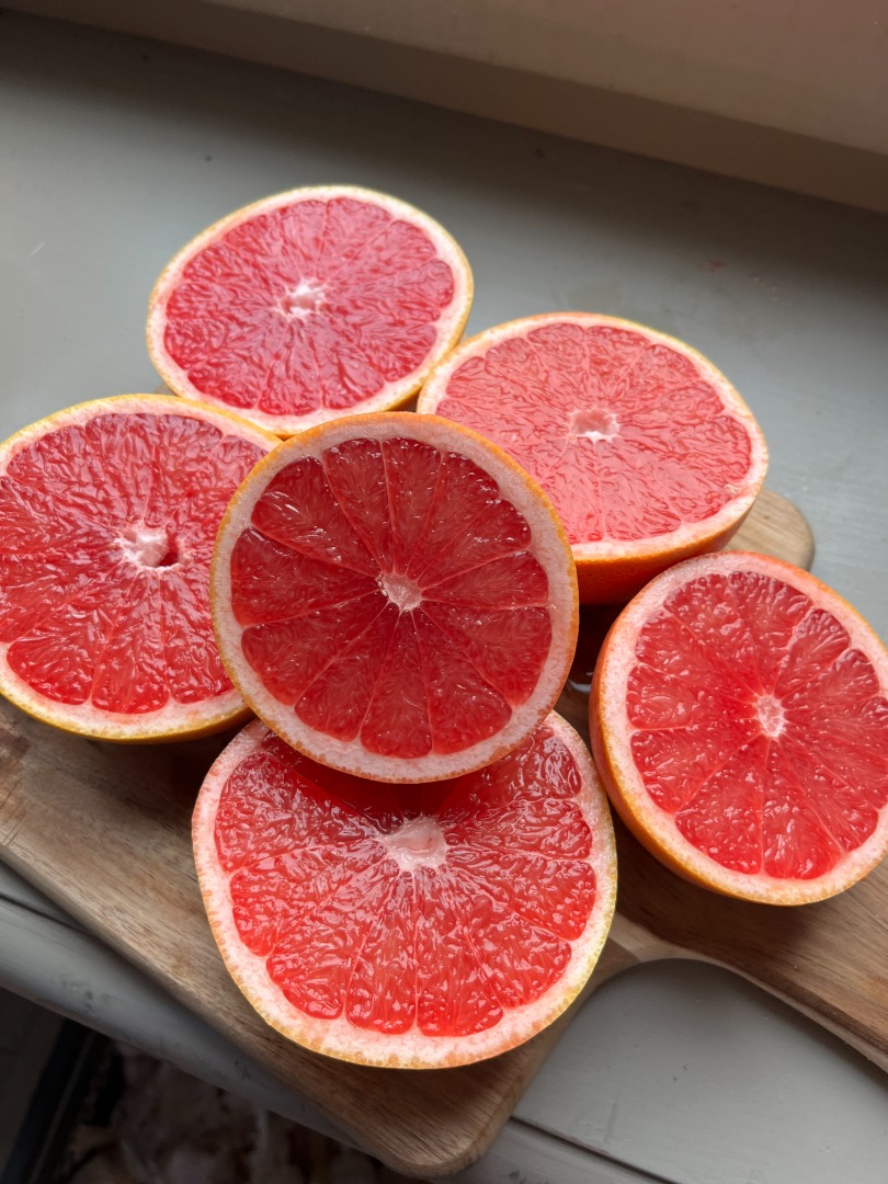Hola, tengo a la venta pomelos recién entregados, variedad Star Ruby importados de Turquía, envasados en cajas de 15 kg (60-65 piezas) y un tamaño mayor de 15