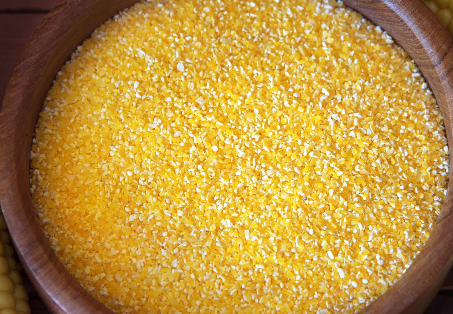 Granulación de granos de maíz (sémola) para la producción, envasado y venta al por menor de snacks de maíz