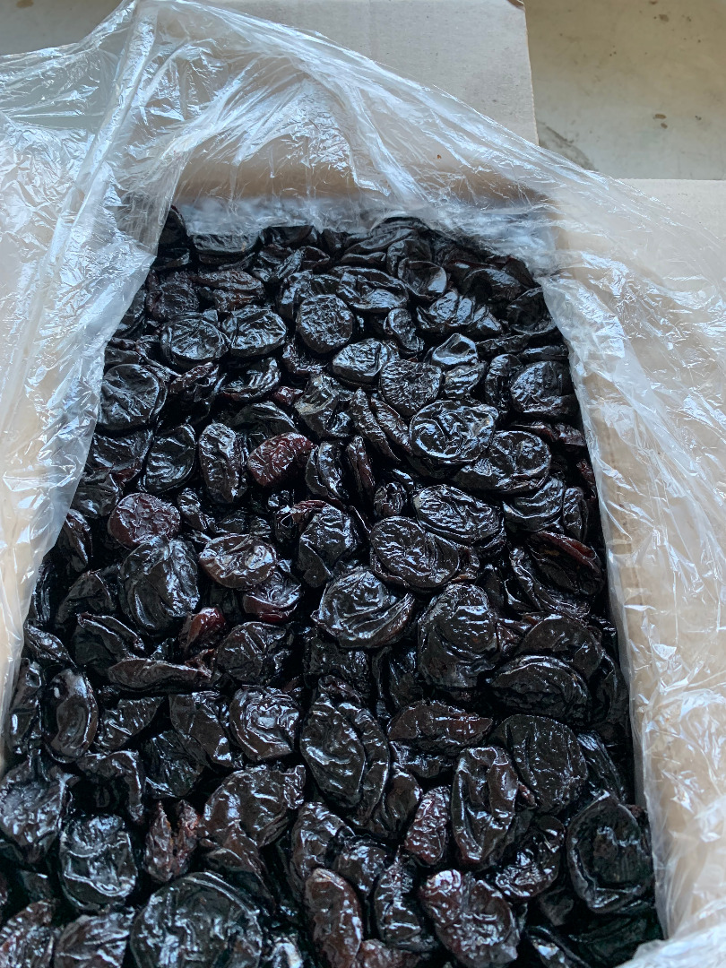 Tengo a la venta una ciruela sin semillas y una nuez pelada clara